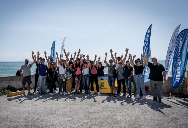 Dipendenti Allianz hanno pulito il torrente Sturla, raccolti oltre 31 kg di rifiuti