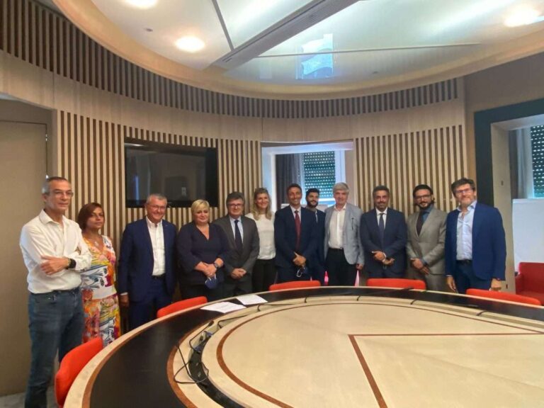 Sanità: firmato il primo ccnl sociosanitario tra Confcommercio Salute, Fisascat Cisl e Uiltucs