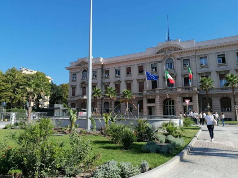 Genova, chiuso il “buco” davanti all’ospedale San Martino: piazza transitabile e parcheggio