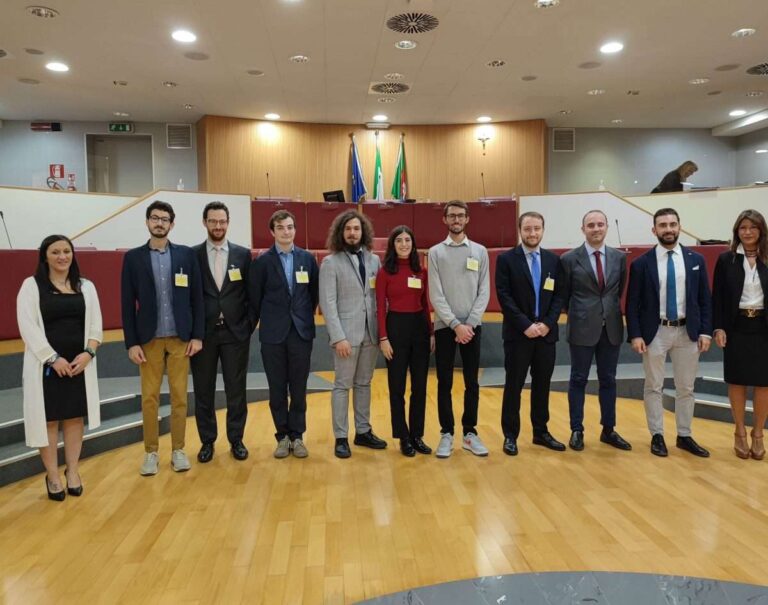 Studenti in aula con il presidente Medusei, il vicepresidente della V Commissione Russo e l’assessore Ferro