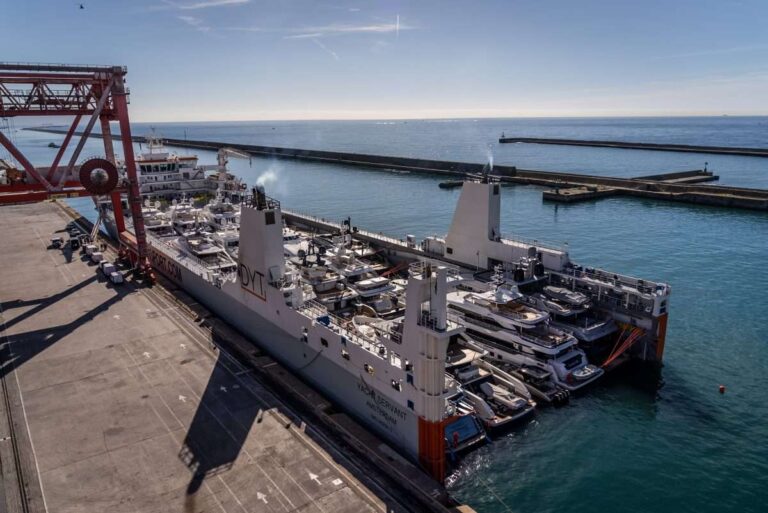Nel porto di Genova la Yacht Servant: la più grande auto-affondante per trasporto yacht