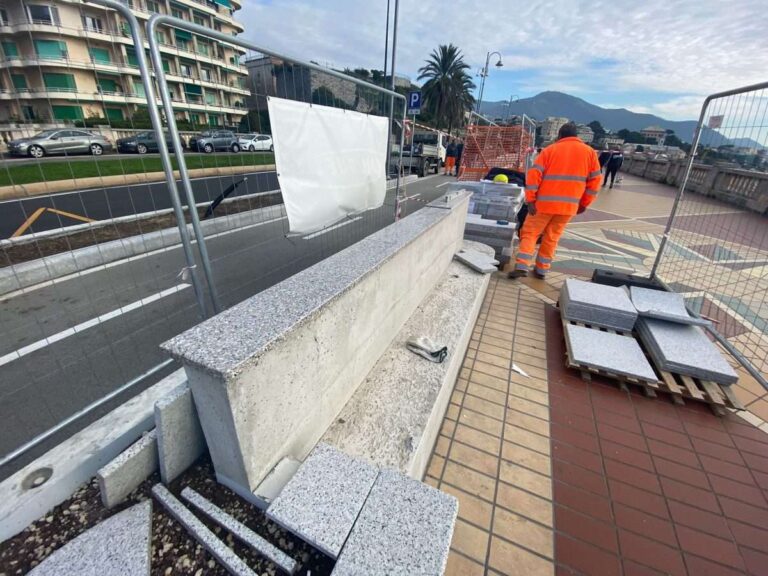 Corso Italia a Genova: iniziati i lavori per rivestire le 44 panchine della pista ciclabile