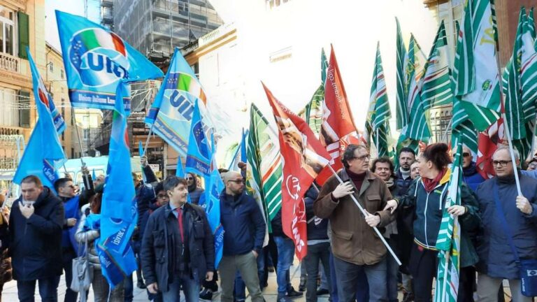 Vigilanza privata, presidio a Genova. Sindacati: «Salari indecenti, spesso sotto soglia di povertà assoluta»