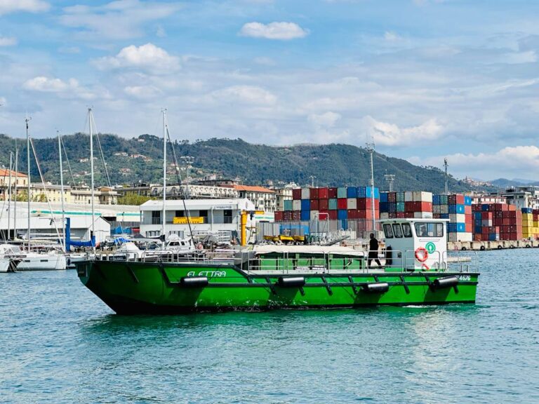 La Spezia, barca a propulsione  full electric, entra in servizio per il ritiro dei rifiuti dalle navi in porto