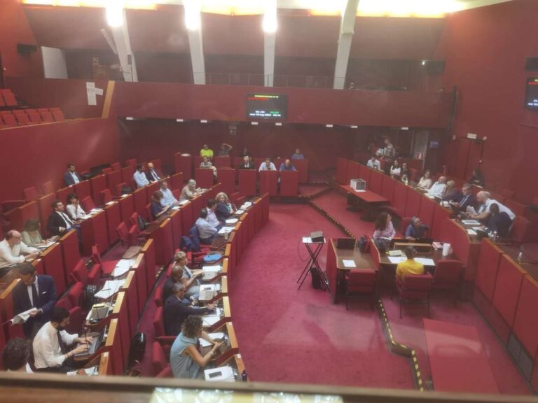 Bilancio Comune di Genova, approvati l’aumento dell’Irpef e la tassa sugli imbarchi