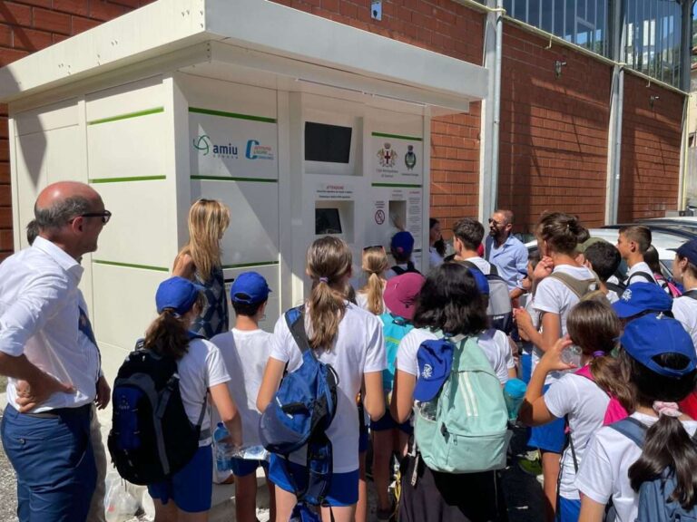 Amiu: inaugurato oggi a Torriglia il primo Ecocompattatore Plastipremia