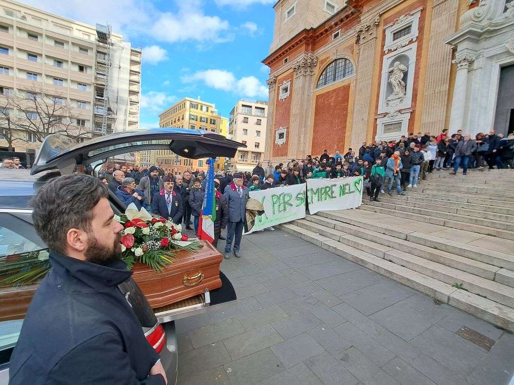 A Carignano le esequie dell’ex poliziotto, allenatore e milite Massimo Salomone