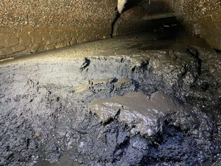 Sestri Levante: partita la pulizia del canale in piazza Matteotti