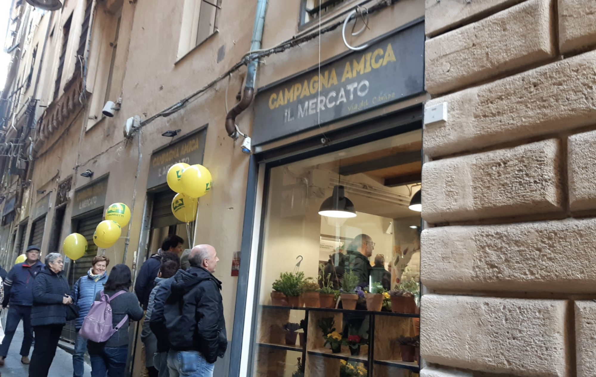 In via del Campo a Genova ha aperto il mercato coperto di Campagna Amica