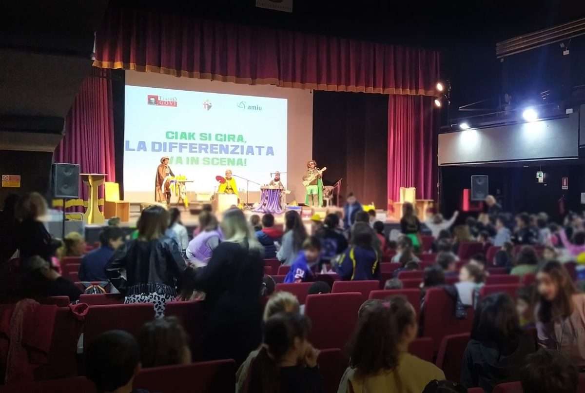 Raccolta differenziata, distribuiti i cestini per il riciclo in 450 scuole genovesi