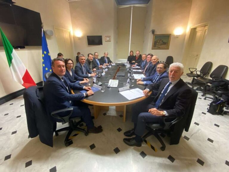 Autotrasporto, in Prefettura tavolo sull’autoparco a servizio della logistica portuale