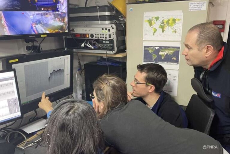 Antartide, il progetto Boots coordinato da Unige scopre una catena di vulcani sottomarini