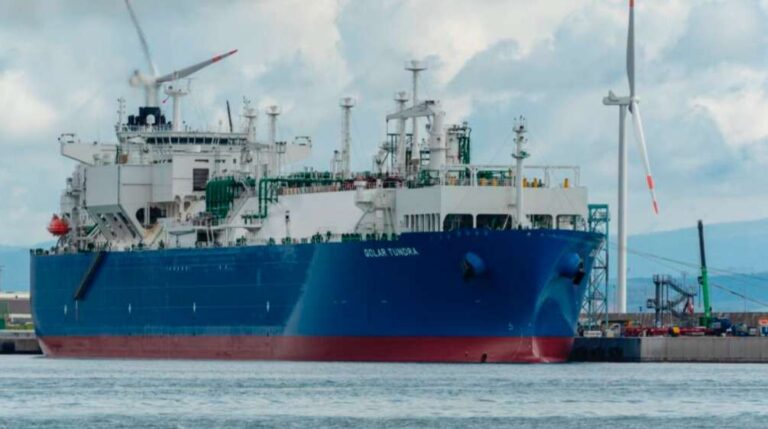 Sopralluogo di Toti alla rigassificatrice in riparazione a Genova