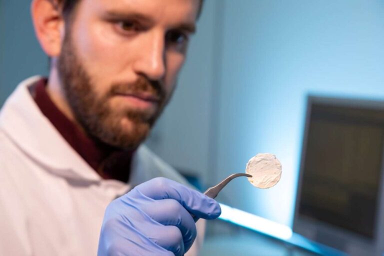 Iit, dagli scarti di mela e mais la benda intelligente per la cura delle bruciature