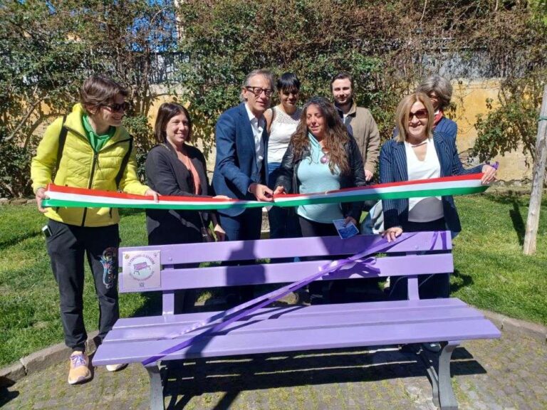Ad Albenga inaugurata la panchina viola per la fibromialgia
