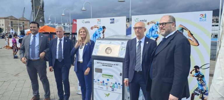 In 15 impianti sportivi genovesi i cestini intelligenti per compattare le bottiglie in plastica