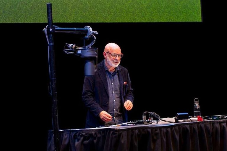 Irccs Gaslini, l’arte di Brian Eno nel progetto di musicoterapia per i bambini