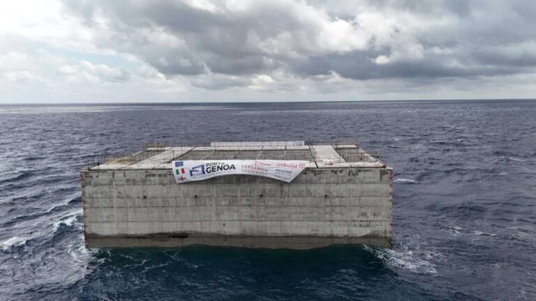 Nuova diga foranea, posato il quarto cassone