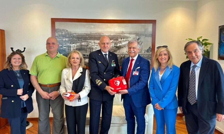 Primo soccorso, donato un defibrillatore alla Capitaneria di Porto di Genova