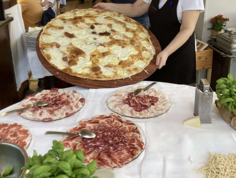 Focaccia di Recco col formaggio e salumi piacentini protagonisti di “Sapori in paradiso”