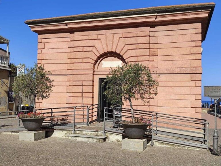 Laigueglia, inaugurato il nuovo ufficio del turismo