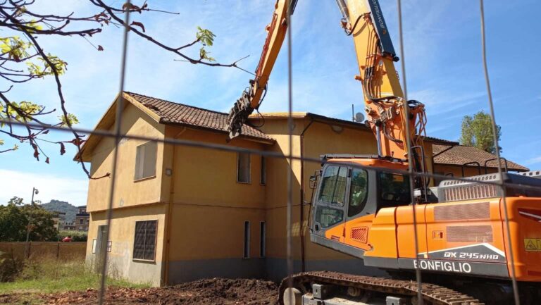 Bolano, al via la demolizione dell’edificio dove sorgerà la nuova casa di comunità