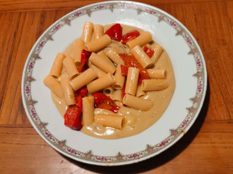 Pasta ai peperoni su crema di acciughe