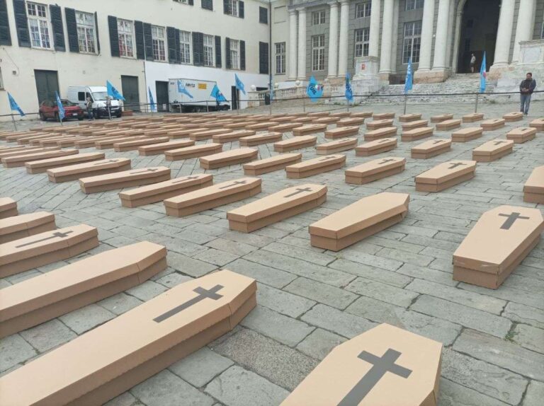 Zero morti sul lavoro, in piazza Matteotti a Genova il presidio Uil con 127 bare