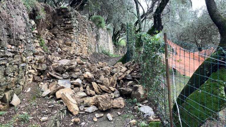Recco, crollo di un muro in zona salita Aigò