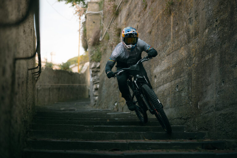 Red Bull Cerro Abajo, Genova confermata sino al 2027 tappa dell’evento mondiale dell’urban downhill