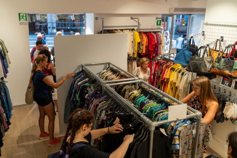 Humana People e Amiu Genova: in un anno raccolte oltre 1,7 tonnellate di abiti usati