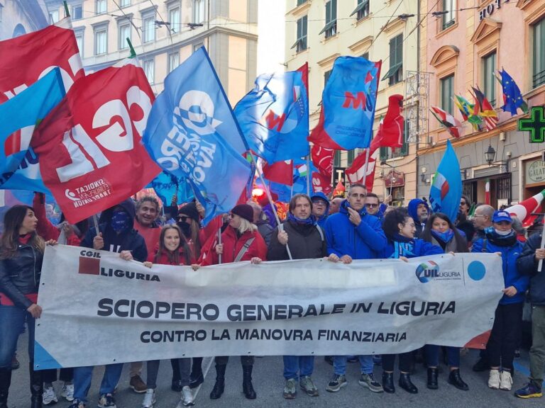 Sciopero generale, a Genova in corteo migliaia di lavoratori