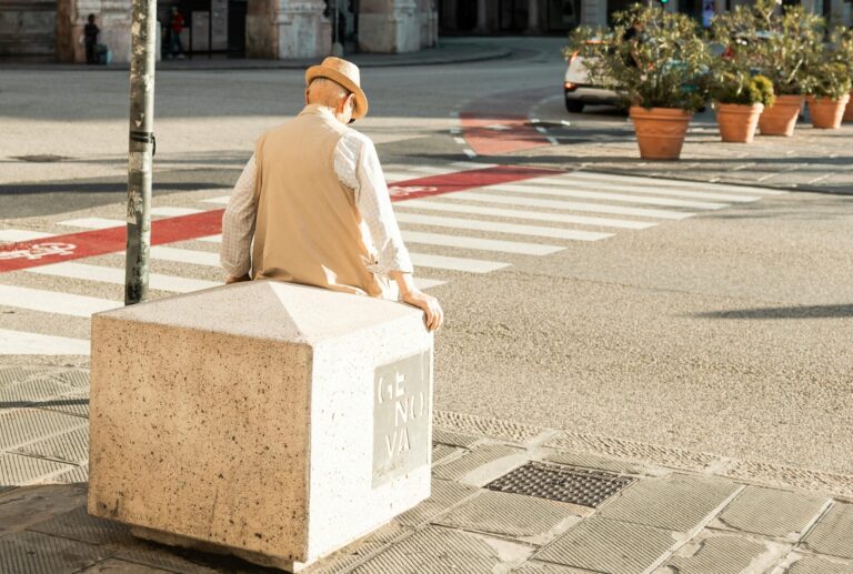 Genova anziano pexels-filipgrobgaard-28378483
