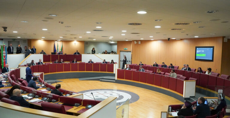 Regione Liguria, approvata la “delegificazione”. Per l’opposizione è un depotenziamento del consiglio regionale