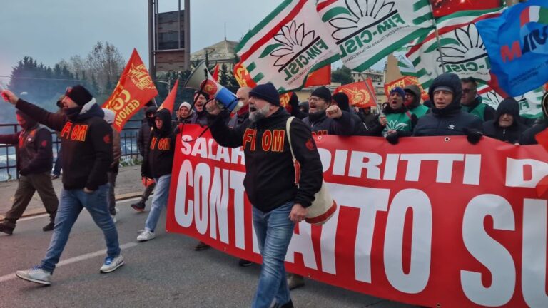 Sciopero metalmeccanici, sindacati: “La posizione di Federmeccanica e Assistal è pericolosa, vogliono cambiare le regole”