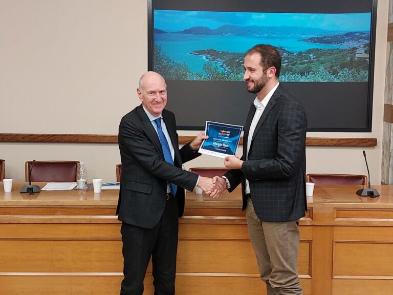 Il vincitore dei Seafuture Awards 2023 Giorgio Rech premiato dal direttore generale della Fondazione Carispezia Vittorio Bracco