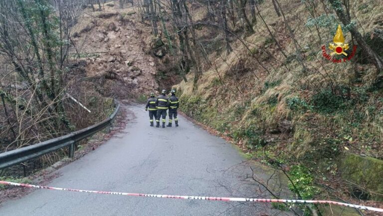 Maltempo, frana a Davagna: 60 persone isolate