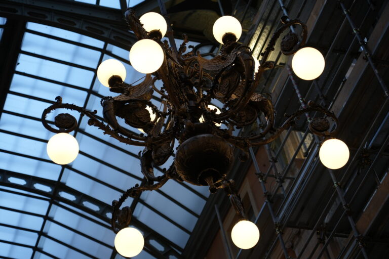 Galleria Mazzini di Genova: montato il primo lampadario in bronzo restaurato