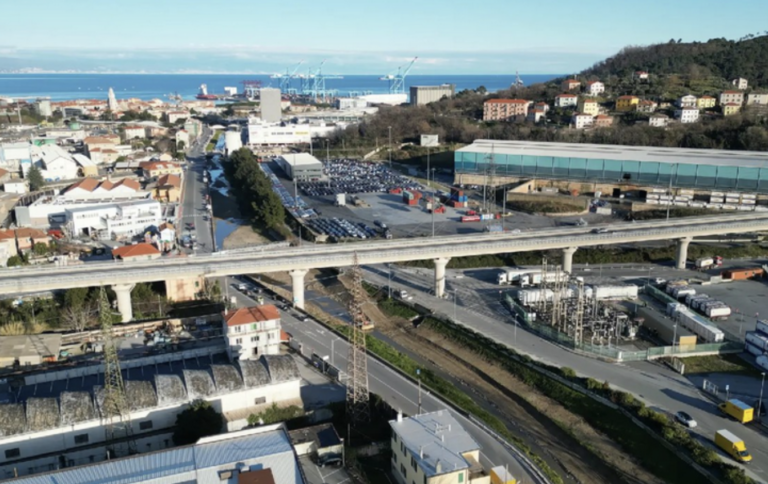Porto Vado Ligure, funziona il sistema di accumulo di energia che consente l’operatività in autonomia