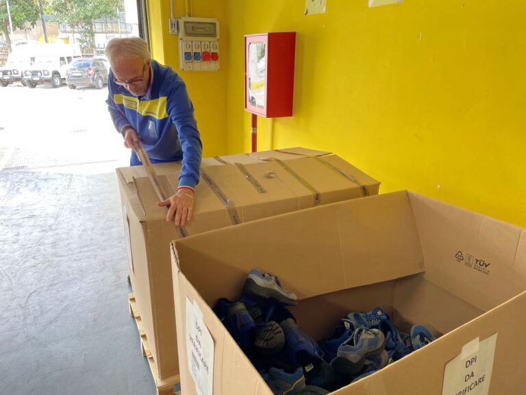 Poste Italiane, le scarpe dismesse dei portalettere genovesi diventano pavimenti delle aree gioco dei bimbi
