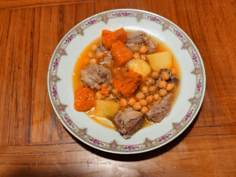 Zuppa di ceci, zucca, patate e costine di maiale