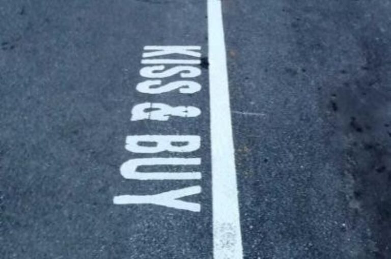 Genova, ordinanza rinnovo Kiss & Buy revocata, Salis: «Dirigente agito in autonomia»