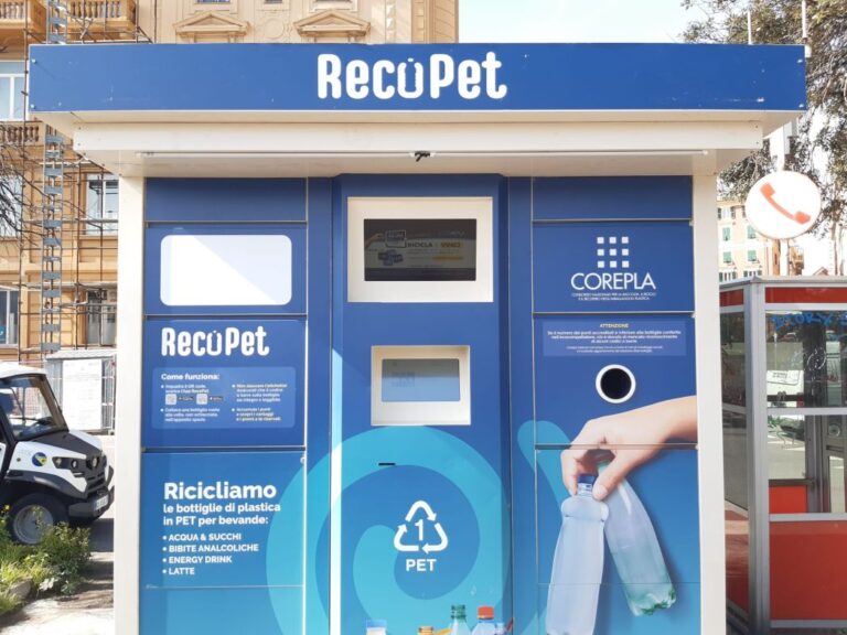 Riciclo della plastica: a Genova i primi ecocompattatori “RecoPet” alimentati a pannelli solari