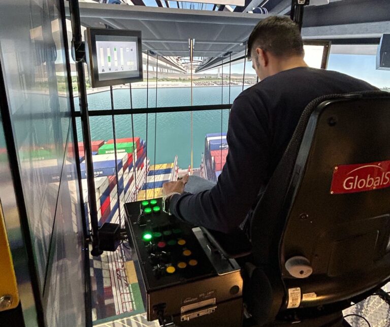 Delegazione del La Spezia Container Terminal a Rotterdam per provare un simulatore avanzato