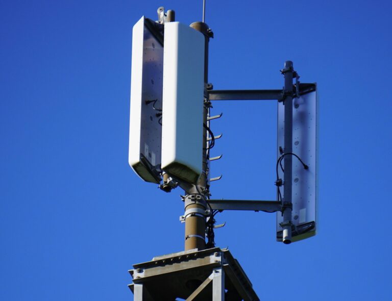 Antenna telefonia mobile a Quezzi, il Comune di Genova annulla l’autorizzazione per silenzio-assenso