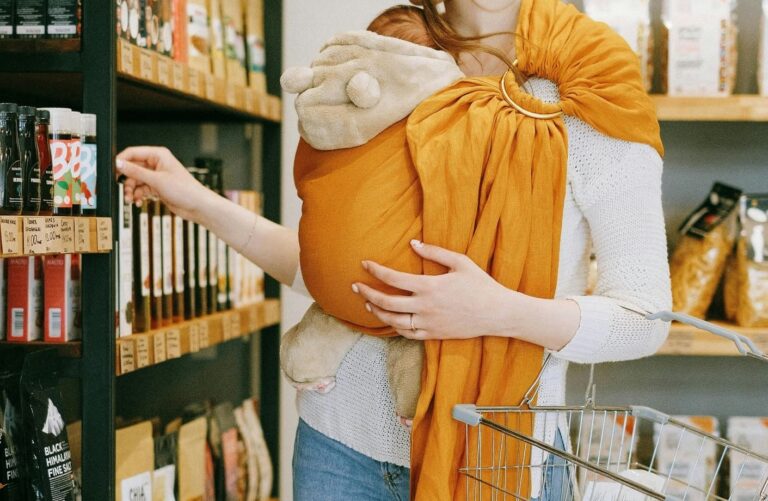 Babywearing: ovvero la pratica di portare il bimbo addosso. L’Asl 5 organizza quattro incontri sul tema