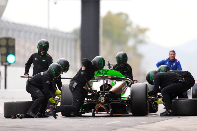 Bell Racing (Racing Force Group) è il fornitore ufficiale dei caschi di Aix Racing