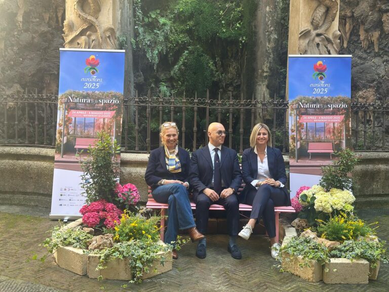 Euroflora, a Palazzo Lomellino di via Garibaldi possibilità di foto sulla panchina dell’edizione 2025