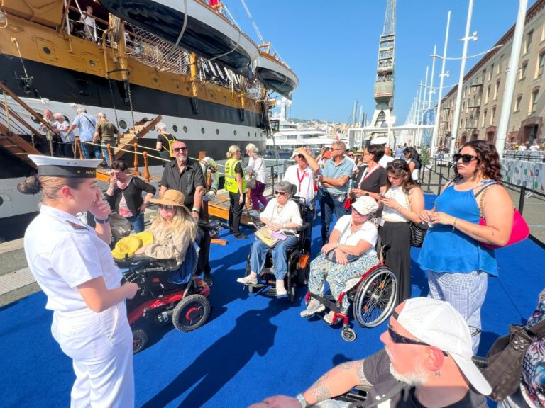 Sclerosi multipla: Aism e le persone con SM in visita all’Amerigo Vespucci