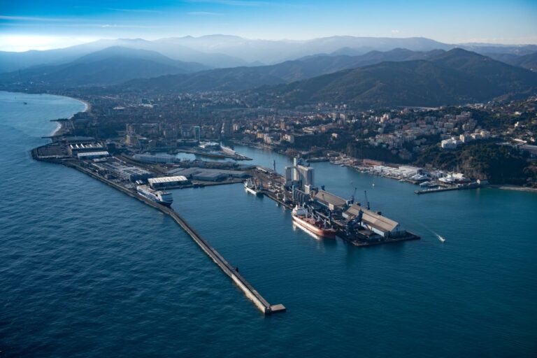 Porti di Genova e Savona: traffici stabili a giugno